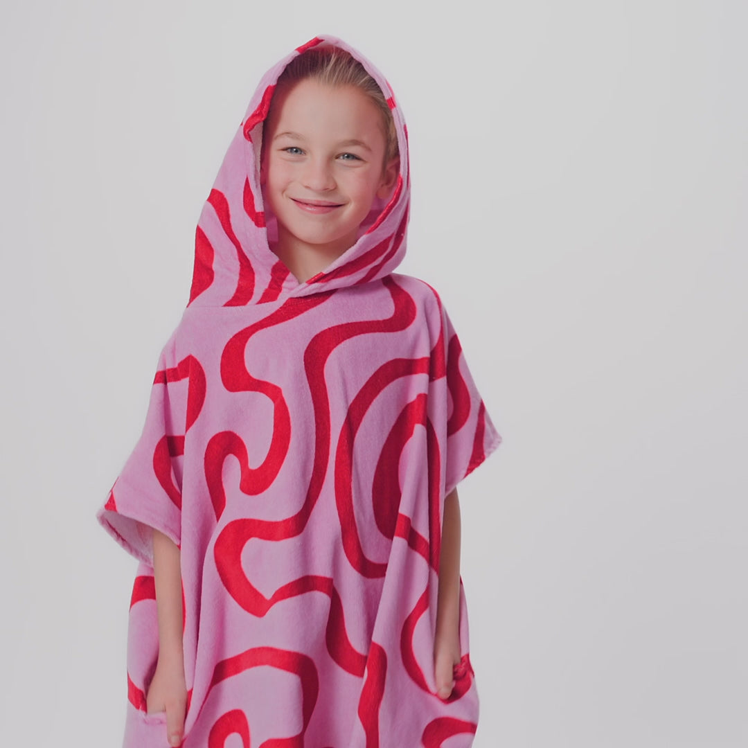 Lasten vaaleanpunainen aaltoileva kylpyponcho